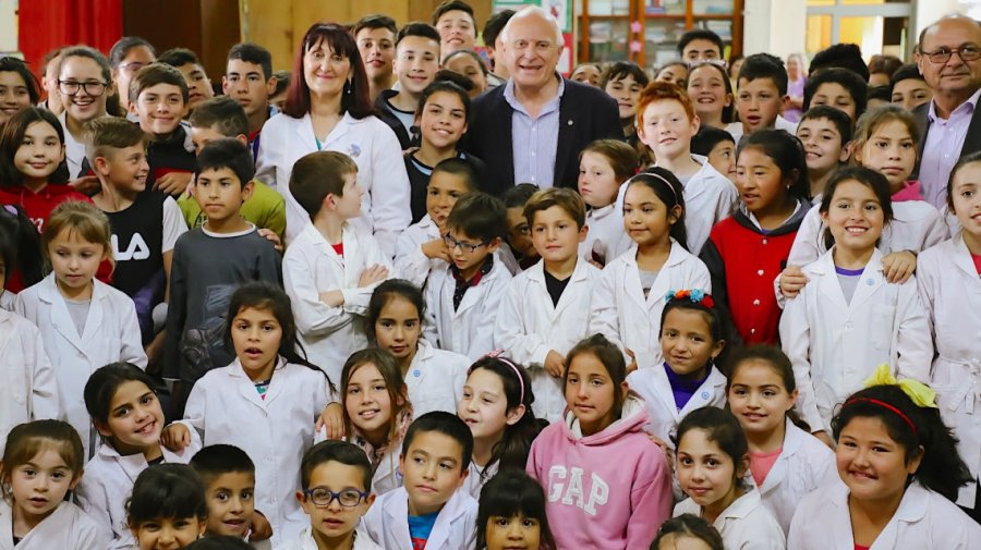 FOTO SCS// EN COLONIA ALDAO// Viviana Manassero, Miguel Lifschitz y Hugo Michelini con los escolares.