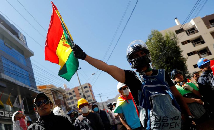FOTO REUTERS CRISIS. Un hombre sostiene una bandera boliviana durante una manifestaci&oacute;n.