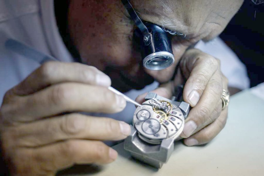FOTO ARCHIVO  RELOJERO. En sus talleres lidian con piezas a veces muy peque&ntilde;as.