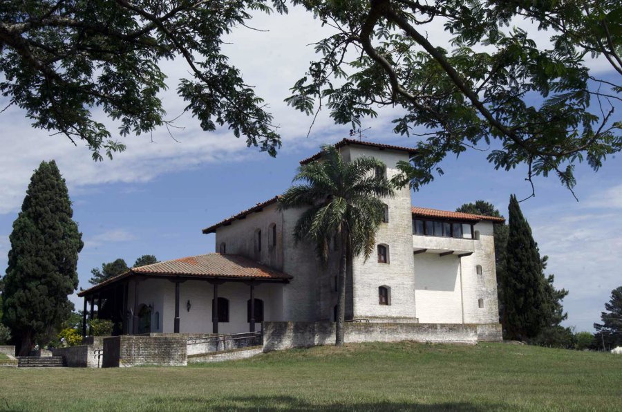 FOTO ARCHIVO GRANJA LA ESMERALDA.  Un lugar realmente atrayente.  FOTO ARCHIVO LAGUNA EL CEIBAL.  En la norteña Calchaquí.  FOTO ARCHIVO PARQUE ARQUEOLOGICO. Muy visitado en Santa Fe La Vieja.  FOTO ARCHIVO PUENTE COLGANTE.  Un emblema provincial.