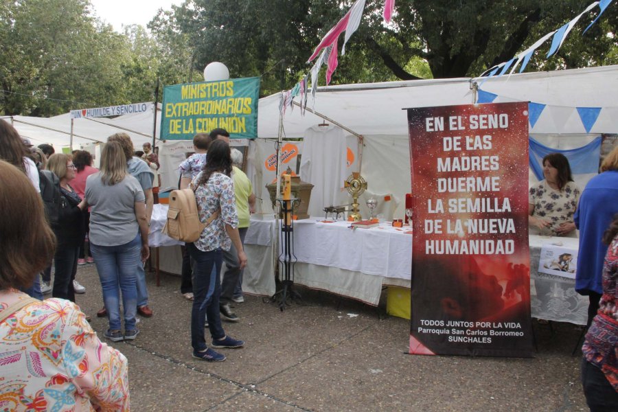 FOTO F. MELCHIORI// EXPO PARROQUIA./ Las comisiones de la parroquia exhibieron, ayer, sus actividades en la plaza Libertad.