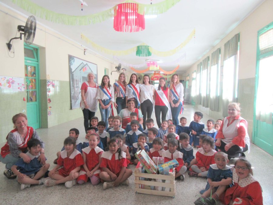 EN UNA ESCUELA// Visitantes, directivos , docentes y educandos.