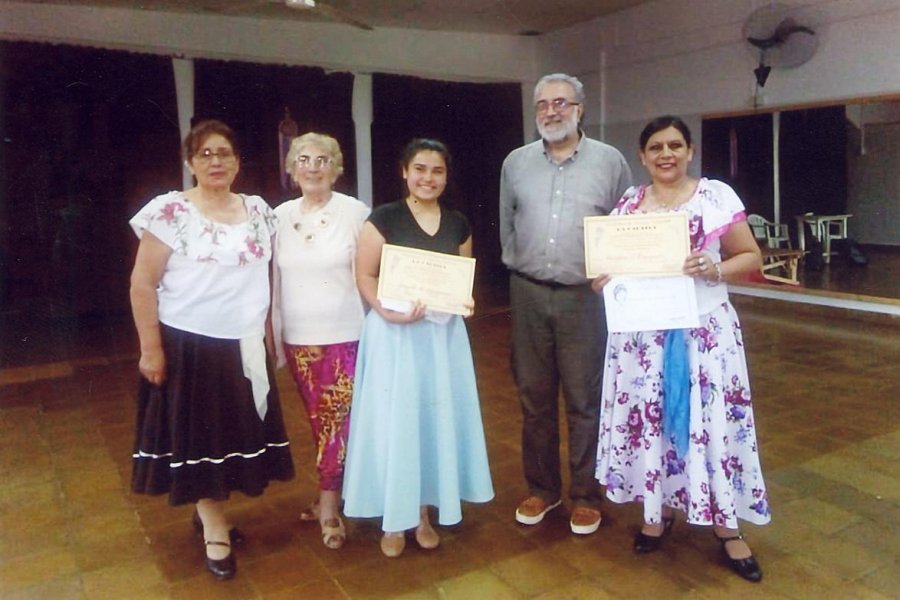 DANZAS./ Las flamantes profesoras de danzas folcl&oacute;ricas junto a la directora de la academia e integrantes de la mesa examinadora.