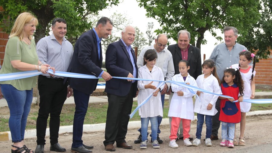 FOTO SCS// INAUGURACIONES./ Edgardo Martino, Miguel Lifschitz, Pedro Morini y Felipe Michlig junto a lugare&ntilde;os en una de las habilitaciones.