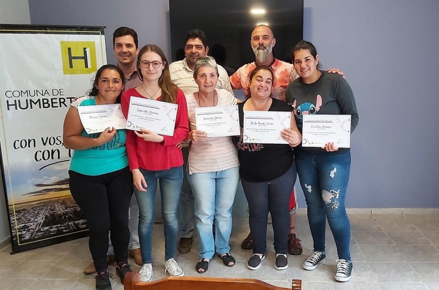 FOTO PRENSA COMUNA// TALLER./ Mauro Gilabert, Maximiliano Costamagna y quienes recibieron sus certificados.