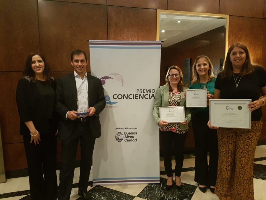 FOTO PRENSA GSS// PREMIOS CONCIENCIA. El momento de recibir la distinci&oacute;n.