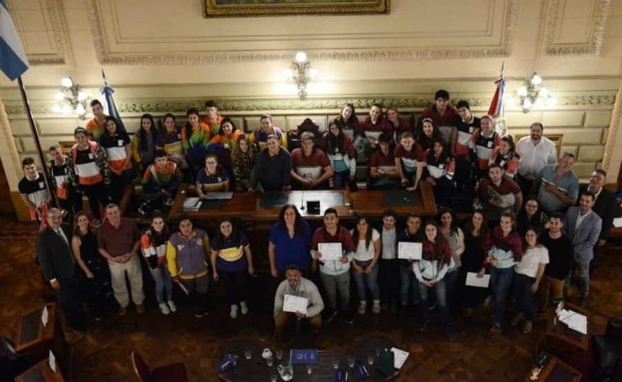 FOTO PRENSA COMUNA// EN LA LEGISLATURA./ El grupo local que particip&oacute; de la experiencia legislativa. KIRI./ Implantaron especies que absorben di&oacute;xido de carbono y emiten ox&iacute;geno.