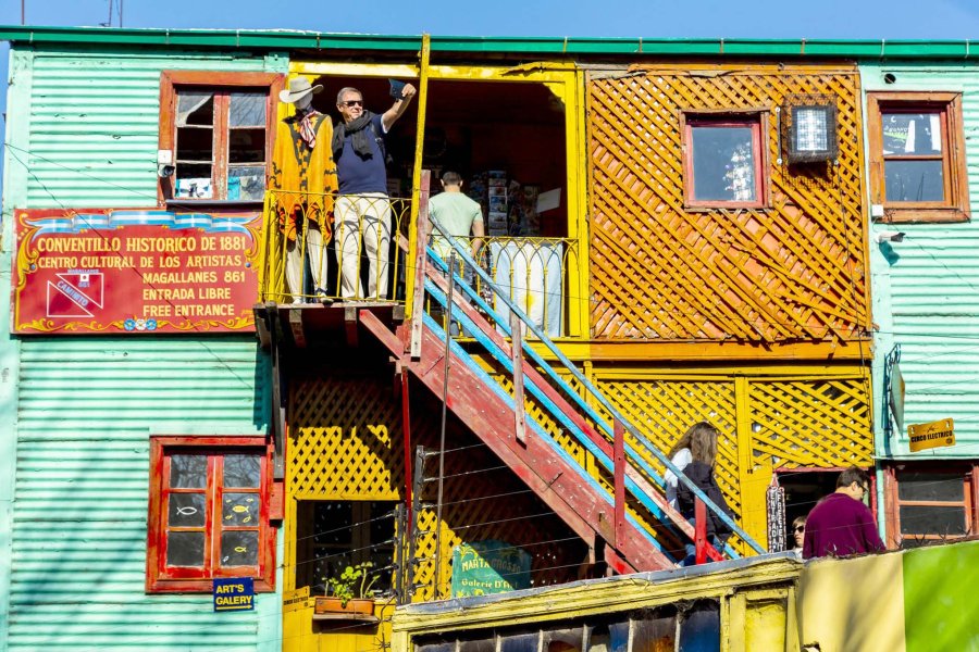 FOTO ARCHIVO BARRIO LA BOCA.  Centro de atracci&oacute;n de gran cantidad de turistas.  FOTO ARCHIVO CALLE CAMINITO.  Un emblema del barrio La Boca.  FOTO ARCHIVO CONVENTILLO.  Uno de los lugares donde se instalaron inmigrantes.