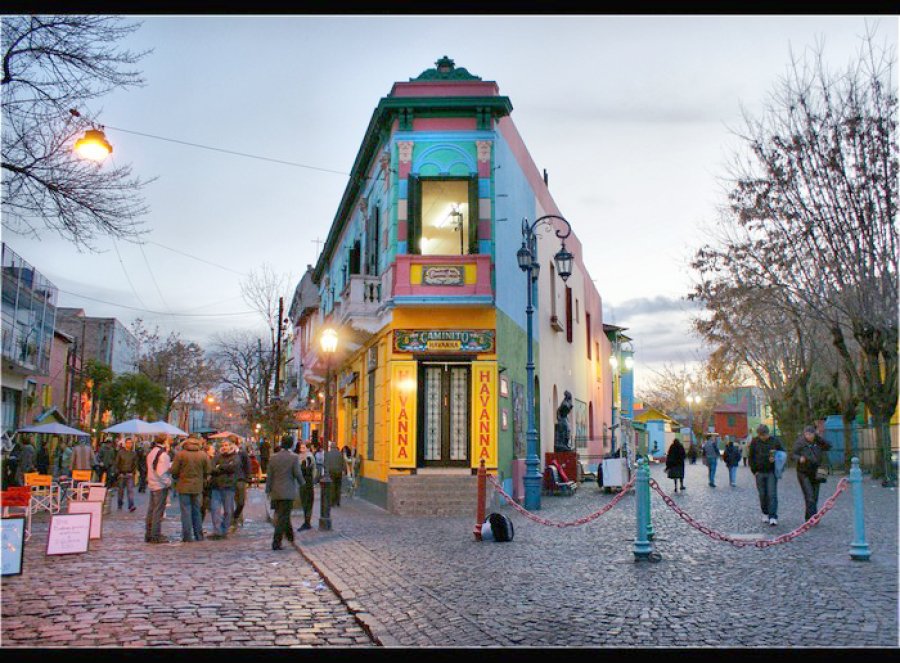 FOTO ARCHIVO BARRIO LA BOCA.  Centro de atracción de gran cantidad de turistas.  FOTO ARCHIVO CALLE CAMINITO.  Un emblema del barrio La Boca.  FOTO ARCHIVO CONVENTILLO.  Uno de los lugares donde se instalaron inmigrantes.