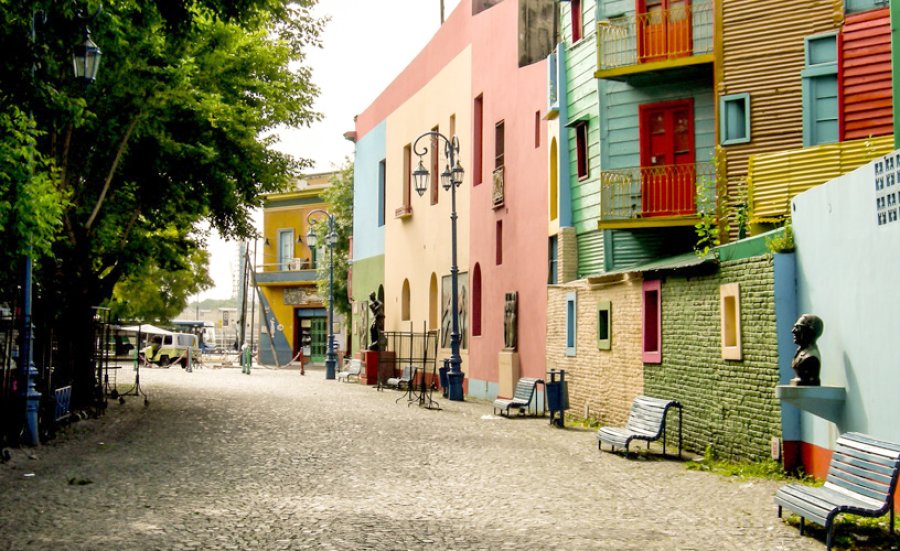 FOTO ARCHIVO BARRIO LA BOCA.  Centro de atracci&oacute;n de gran cantidad de turistas.  FOTO ARCHIVO CALLE CAMINITO.  Un emblema del barrio La Boca.  FOTO ARCHIVO CONVENTILLO.  Uno de los lugares donde se instalaron inmigrantes.