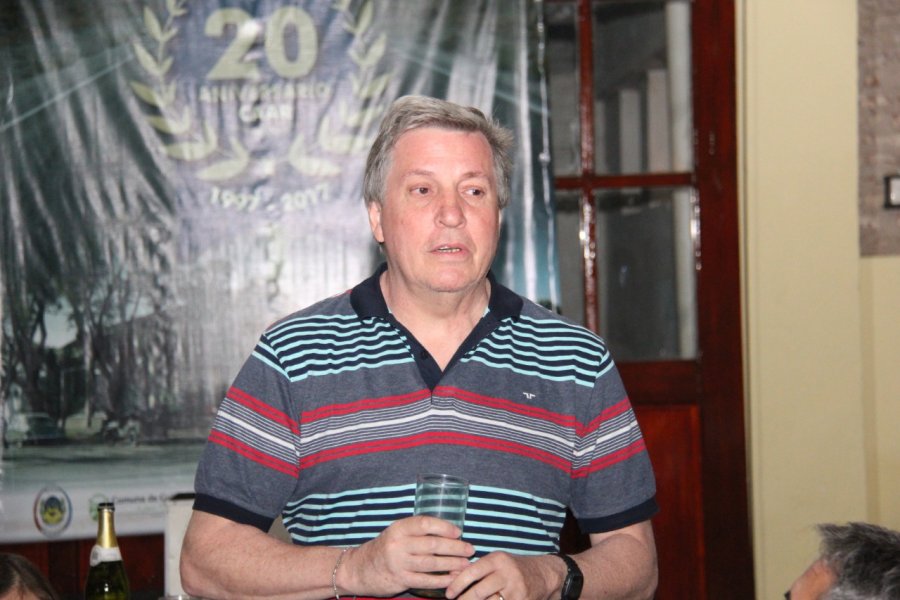 FOTO J. BARRERA JUNTOS. Todo el personal de Imprenta y Diario LA OPINION en una excelente noche en el Club de Autos Antiguos.  MENSAJE. V&iacute;ctor Hugo al momento de agradecer al Diario y repasar pinceladas de su trayectoria period&iacute;stica.  PRESENTES. El