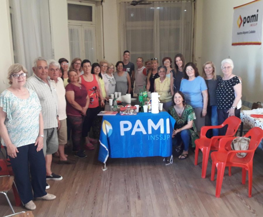 PARTICIPANTES// Integrantes de la Comisi&oacute;n del Centro de Jubilados y Pensionados y coordinadores de los talleres junto a las evaluadoras.