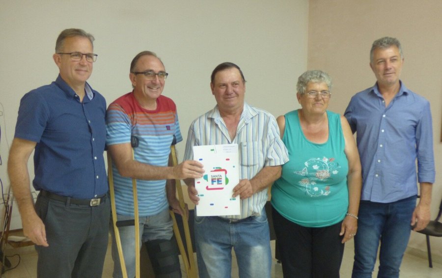 FOTO PRENSA NODO// ATALIVA./ Los beneficiarios junto a las autoridades.