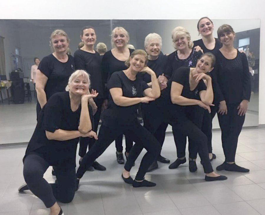 FOTO ARCHIVO// DANZAS CL&Aacute;SICAS./ El grupo que concurre al taller junto a Adriana Ristorto.