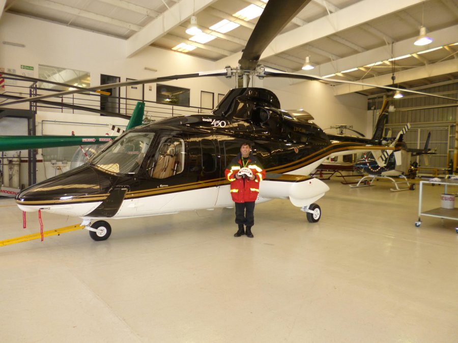 PAULO NOE./ Posando junto a una aeronave.
