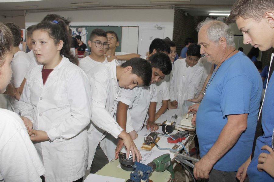 FOTO F. MELCHIORI// VISITA./ Un grupo de alumnos de s&eacute;ptimo grado interes&aacute;ndose por la propuesta de la T&eacute;cnica.