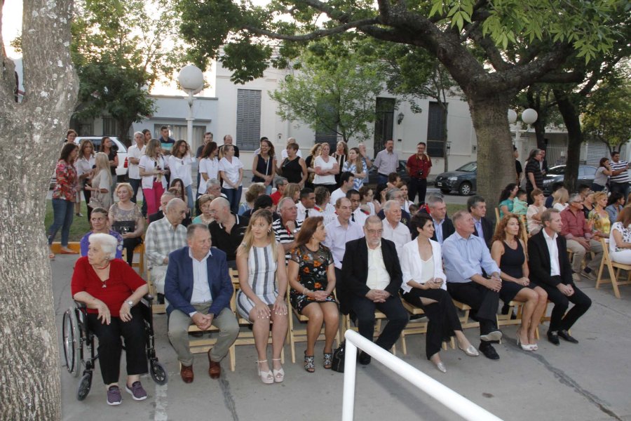 FOTO F. MELCHIORI// HOMENAJE./ Ernesto Bosco, Carlos Temporelli, Virginia Scaraf&iacute;a y Gonzalo Toselli en el reconocimiento al primer Director. CEREMONIA./ Autoridades, personal del efector y p&uacute;blico durante el desarrollo del emotivo acto.