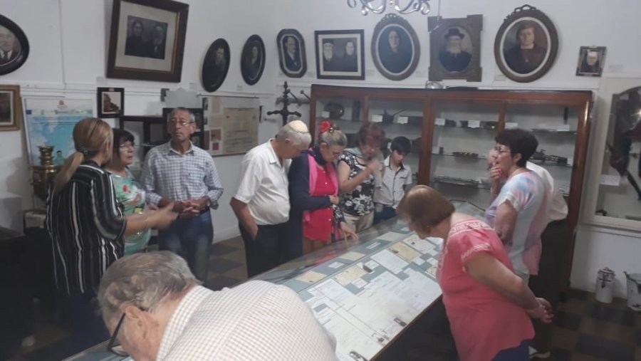 EN EL MUSEO// Los vecinos visitando la instituci&oacute;n que atesora la historia local.