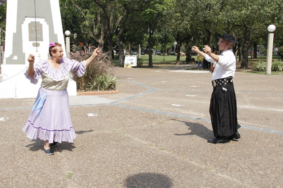 FOTO F. MELCHIORI// PABELL&Oacute;N NACIONAL.// El izamiento fue llevado a cabo  por Fabrina Girard y Andrea Ochat. DANZAS./ El taller Abuelos en Acci&oacute;n se sum&oacute; a la propuesta.
