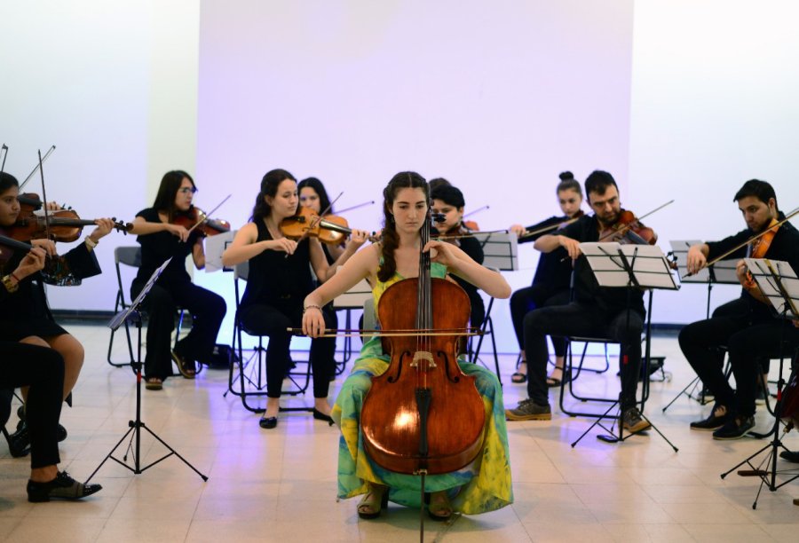 FOTO PRENSA MUNICIPAL PROTAGONISTAS. La Orquesta durante el Concierto de Cierre. SALA LLENA. La Sala del Viejo Mercado colmada para disfrutar de la m&uacute;sica.