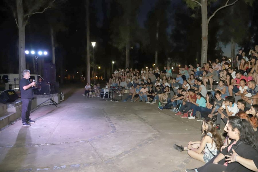 FOTO PRENSA R M// CIERRE./ Roberto Mirabella dirigi&eacute;ndose a la cuantiosa presencia de j&oacute;venes. CERTIFICADOS./ Un grupo de j&oacute;venes junto a Roberto Mirabella.