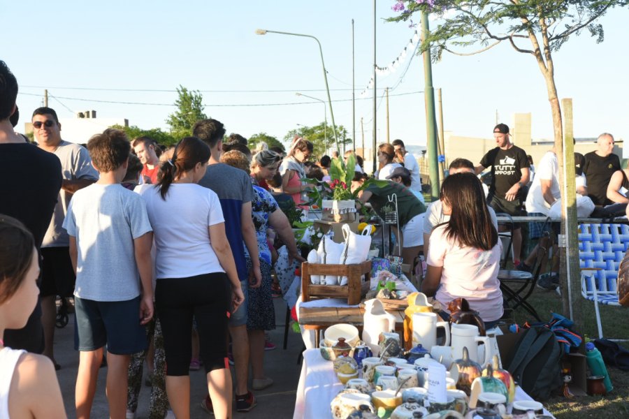 FOTO PRENSA MUNICIPAL DIA PERFECTO. Un domingo con clima ideal permiti&oacute; a las familias y a los chicos pasear por las calles del barrio m&aacute;s joven de la ciudad.  MUESTRA. Fue una de las atracciones del festejo.