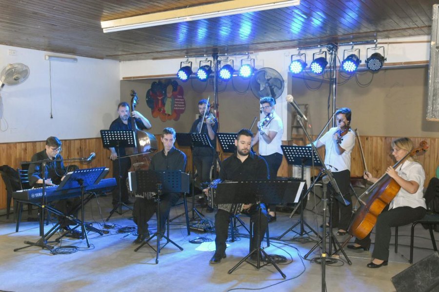 FOTO PRENSA MUNICIPAL ACTUACION. La gran orquesta en la Vecinal.