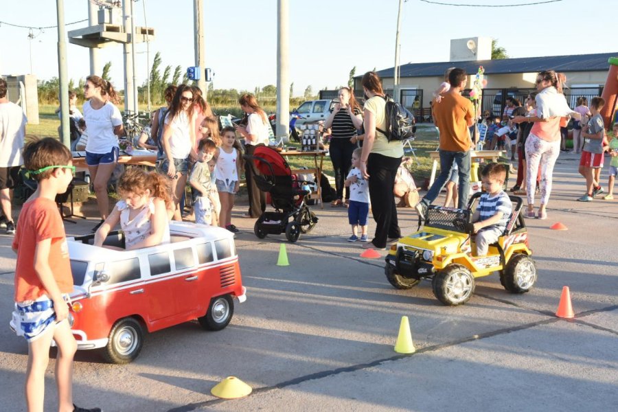 FOTO PRENSA MUNICIPAL DIA PERFECTO. Un domingo con clima ideal permitió a las familias y a los chicos pasear por las calles del barrio más joven de la ciudad.  MUESTRA. Fue una de las atracciones del festejo.