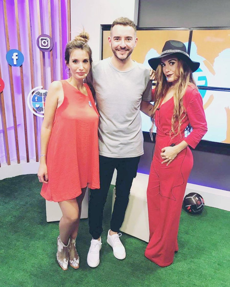 A TODO F&Uacute;TBOL// Lucas Gaggi rodeado por dos de sus colaboradoras.