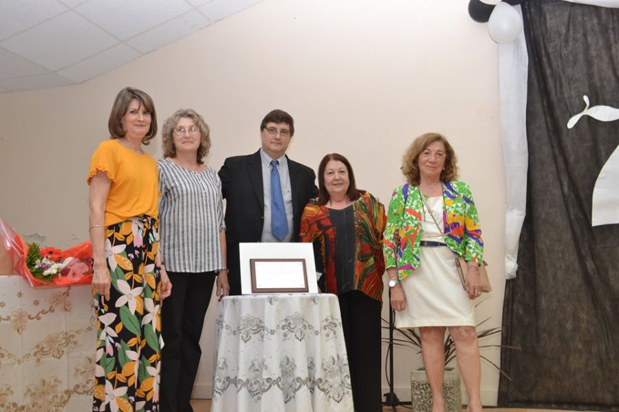 ANIVERSARIO./Ang&eacute;lica Bongiovanni, Shirley Saccone, Diego Colombo, Liliana Risso y Carmen Cescut descubriendo la placa del recuerdo.