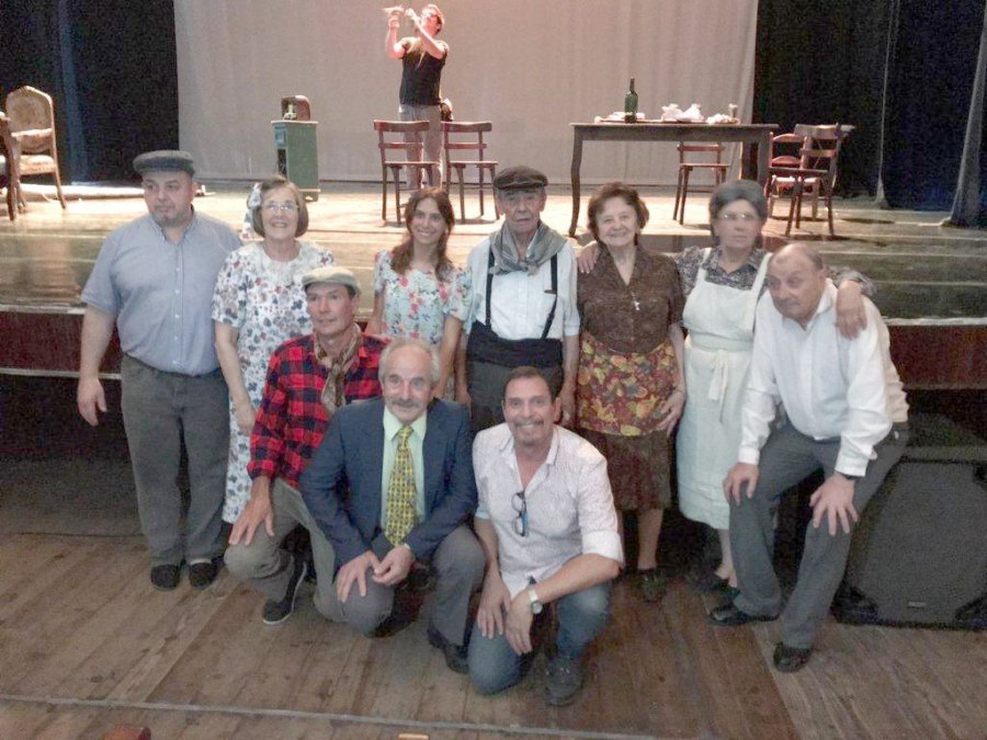FOTO PRENSA GRUPO TEATRAL// ELENCO// El grupo que dio vida a la divertida pieza en piamontés. LUIS PERETTI./ Producido para su personaje en la obra.