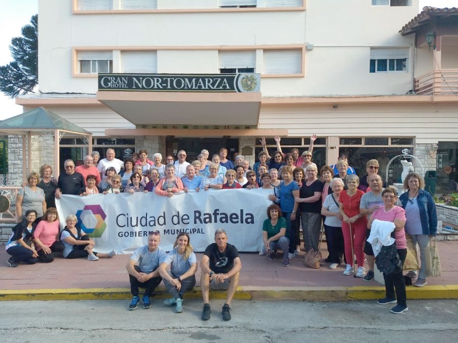 FOTO PM DE LA MUNICIPALIDAD. Los profesores de Educaci&oacute;n F&iacute;sica Hugo Monge, Vanina Baronetti y Pablo Giacovino, junto a la delegaci&oacute;n local frente al hotel cordob&eacute;s.