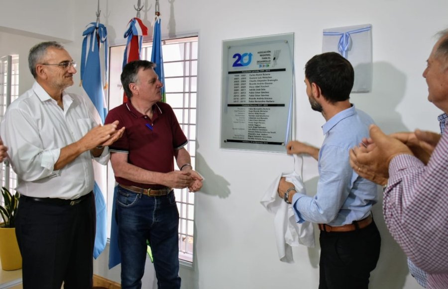 FOTO PRENSA AC// PLACAS./ El hito hist&oacute;rico fue testimoniado en una placa recordativa. CEREMONIA./ Fue presidida por el titular del organismo, Fabio Barbero, acompa&ntilde;ado por el senador Alcides Calvo, H&eacute;ctor Perotti y Sebasti&aacute;n Ranca&ntilde;o. ENTREGA DE CRED
