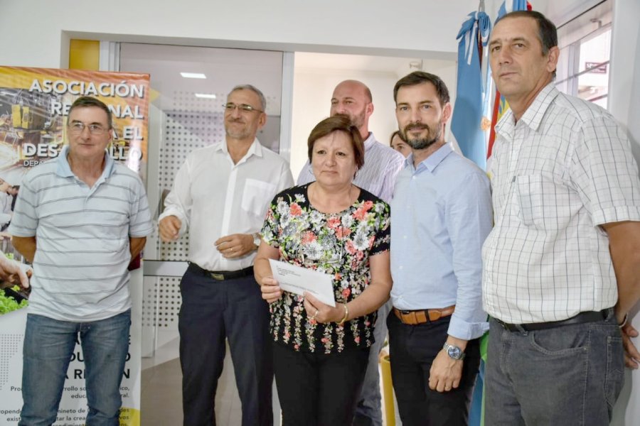 FOTO PRENSA AC// PLACAS./ El hito hist&oacute;rico fue testimoniado en una placa recordativa. CEREMONIA./ Fue presidida por el titular del organismo, Fabio Barbero, acompa&ntilde;ado por el senador Alcides Calvo, H&eacute;ctor Perotti y Sebasti&aacute;n Ranca&ntilde;o. ENTREGA DE CRED