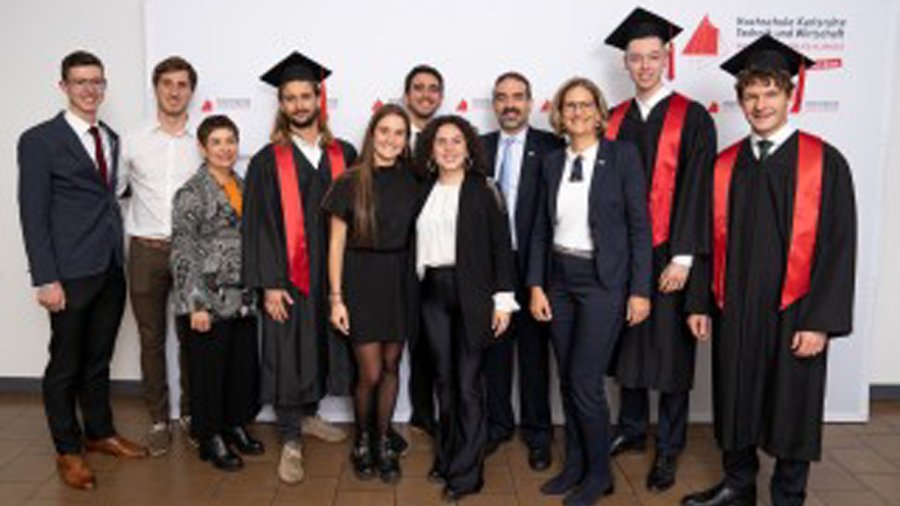 FOTO PRENSA UNL// GRADUADOS./ Los primeros Ingenieros Industriales de doble titulaci&oacute;n.