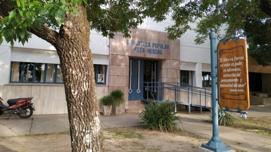 FOTO SCS// FACHADA./ La biblioteca popular de Humboldt.