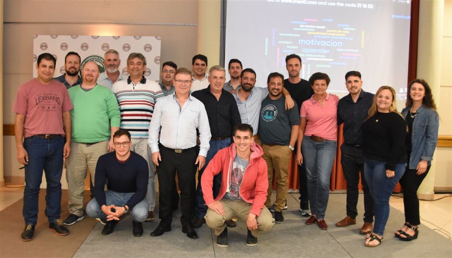 FOTO PRENSA CCIRR ACTO DE CIERRE. Dirigentes del CCIRR, emprendedores y mentores durante la &uacute;ltima actividad del a&ntilde;o.