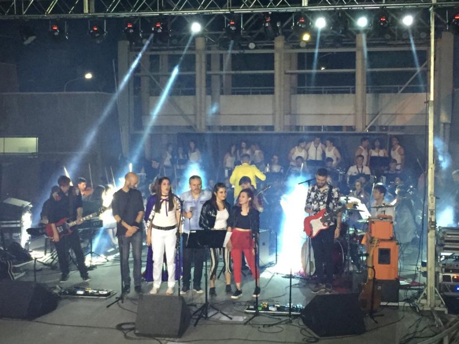 FOTO LA OPINION EN EL FINAL. Los cantantes subieron juntos al escenario para ofrecer Rapsodia Bohemia.