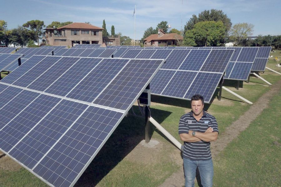 FOTO INTERNET ENERGIA SOLAR. Laurentino López Candioti, junto a los paneles que dan energía al establecimiento.
