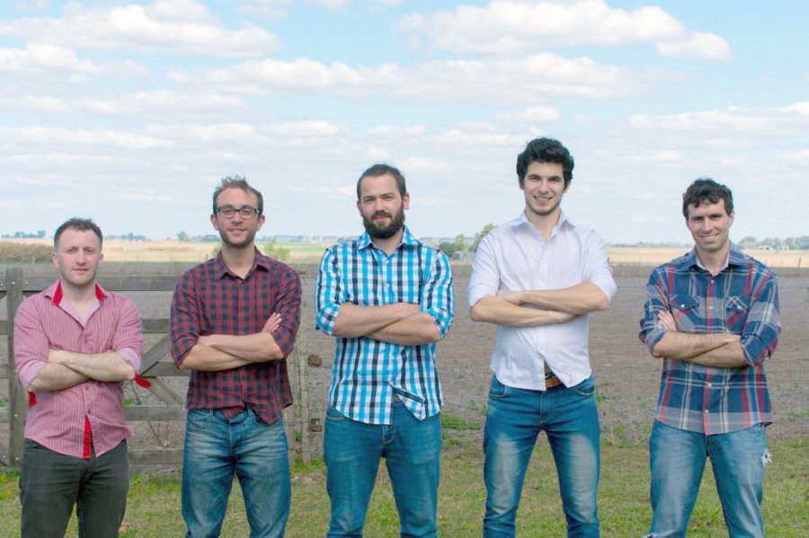 FOTO INTERNET EL SISTEMA. Se puede usar en barbechos y en cultivos, con éxito asegurado.  FOTO INTERNET EQUIPO DE LA EMPRESA. Juan Ignacio Cavalieri, Juan Ignacio Cornet, Iván Regali, Juan Manuel Baruffaldi y Marcos Mammarella.