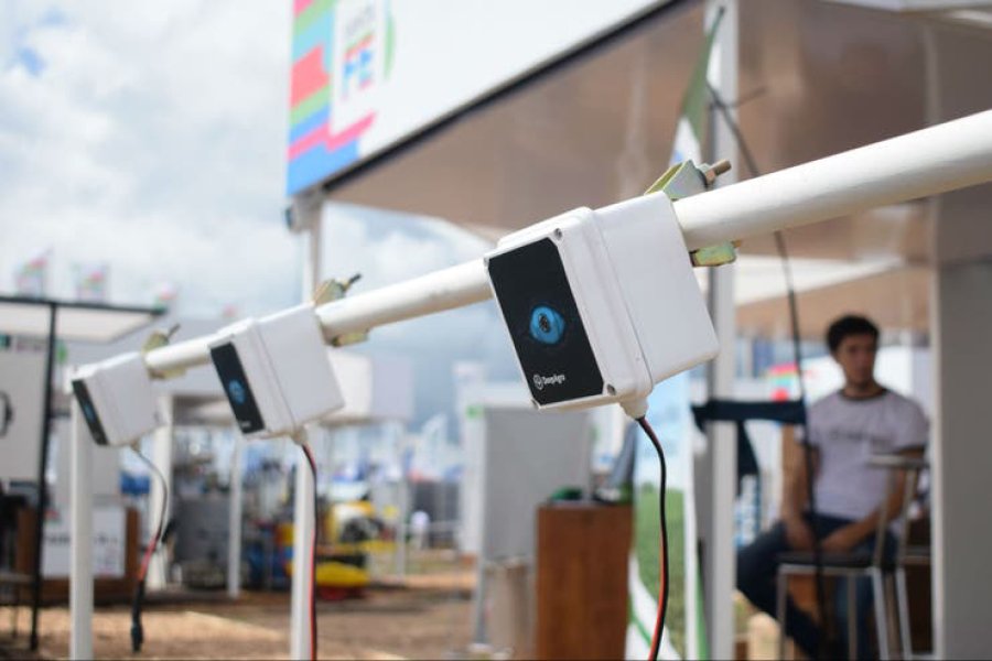 FOTO INTERNET EL SISTEMA. Se puede usar en barbechos y en cultivos, con éxito asegurado.  FOTO INTERNET EQUIPO DE LA EMPRESA. Juan Ignacio Cavalieri, Juan Ignacio Cornet, Iván Regali, Juan Manuel Baruffaldi y Marcos Mammarella.