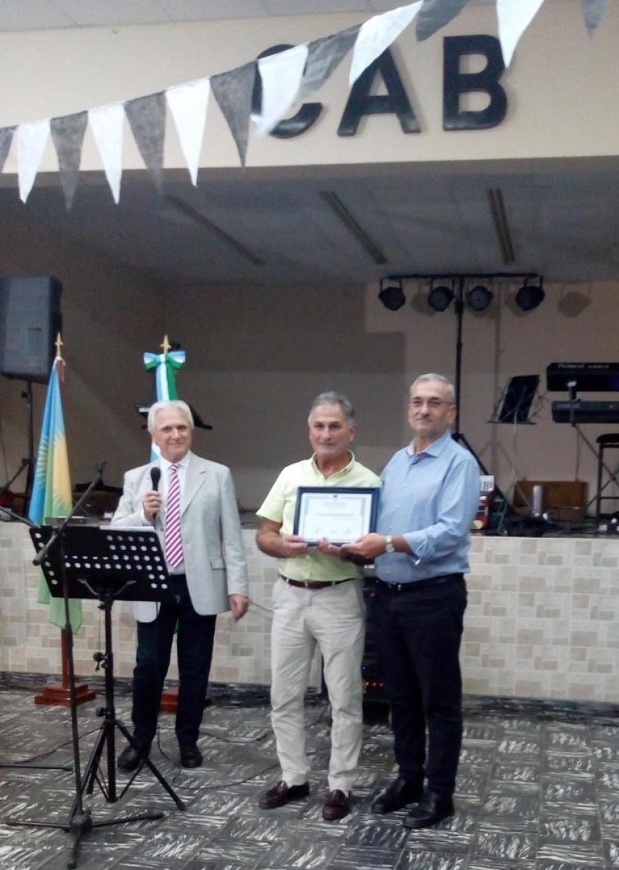 FOTO PREBSA AC// DE INTER&Eacute;S./ El diploma fue entregado por Alcides Calvo a Elvio Werlen.