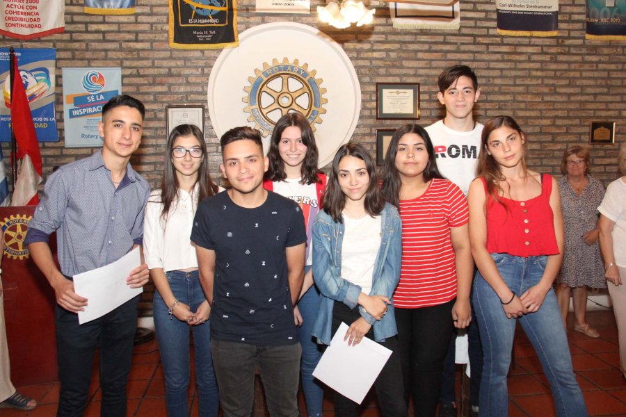 FOTO J. BARRERA// BECARIOS./ El grupo que recibi&oacute; acompa&ntilde;amiento de la Ruda Femenina del club local.