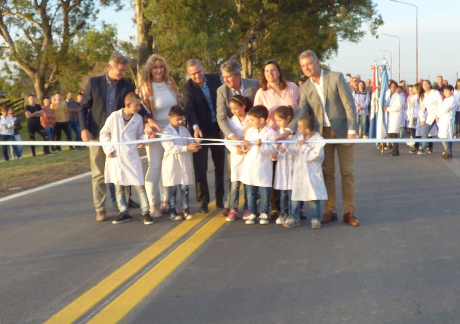 FOTO PRENSA OM// CORTE DE CINTAS./ La tradicional ceremonia cumplida por autoridades y escolares.