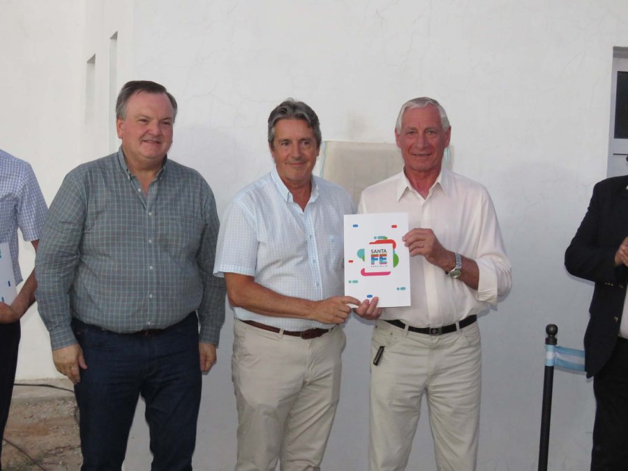 FOTO PRENSA MUNICIPALIDAD// DECRETO//Felipe Michlig, Jos&eacute; Garibay y Hugo Boscarol en el momento de la entrega.