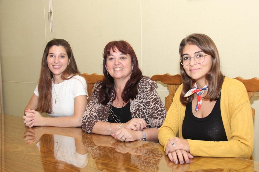 FOTO J. BARRERA// FELICES./ Antonella Rinaldi; Giorgina Bortolotto de Rinaldi y Melina Spahn. FOTO PRENSA MARIA TOURS// CEREMONIA./ El momento que fue entregada la certificaci&oacute;n. CERTIFICACION// Texto del documento recibido en Rosario.