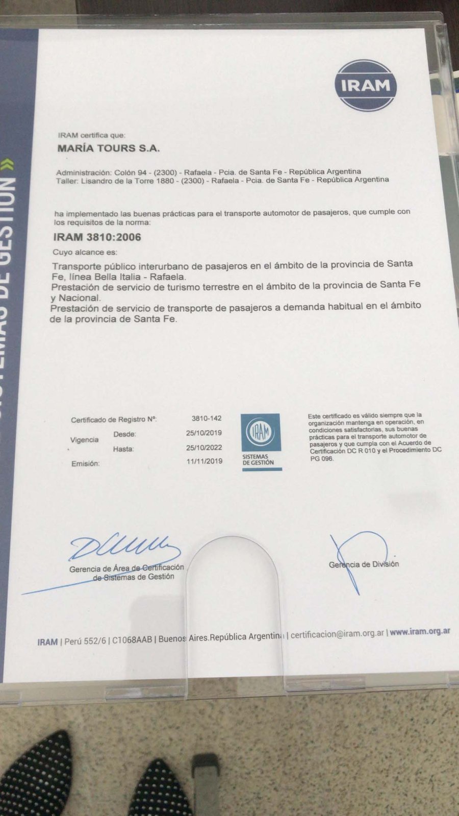 FOTO J. BARRERA// FELICES./ Antonella Rinaldi; Giorgina Bortolotto de Rinaldi y Melina Spahn. FOTO PRENSA MARIA TOURS// CEREMONIA./ El momento que fue entregada la certificación. CERTIFICACION// Texto del documento recibido en Rosario.