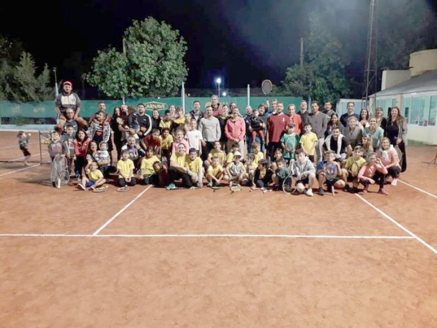 FOTO PRENSA CDL// ESCUELITA DE TENIS./ El grupo que se congreg&oacute; el pasado mi&eacute;rcoles para cerrar la actividad de 2019.