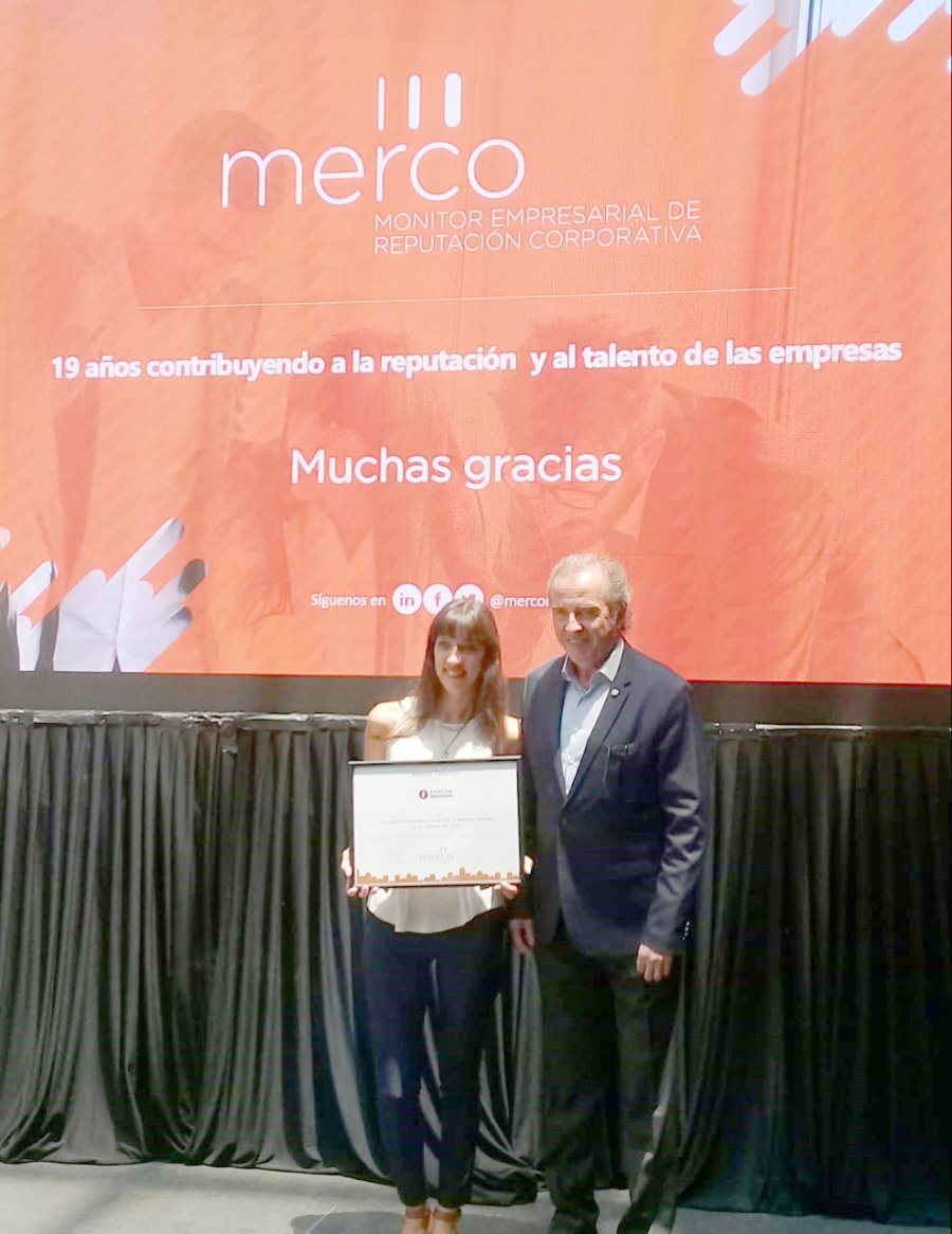 FOTO GSS// PRIMER PUESTO./ Representantes de la aseguradora recibiendo la distinci&oacute;n.