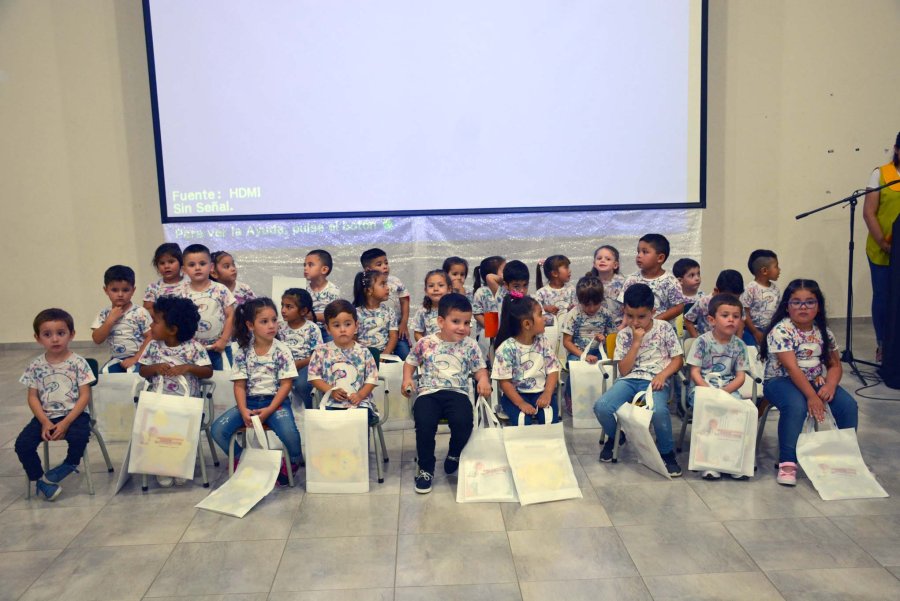 FOTO COMUNICACION// EGRESADOS./ Los 29 ni&ntilde;os que culminaron el nivel Inicial.